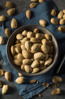 Çiğ kahverengi organik kabuklu badem