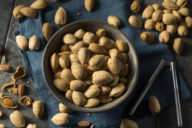 Çiğ kahverengi organik kabuklu badem