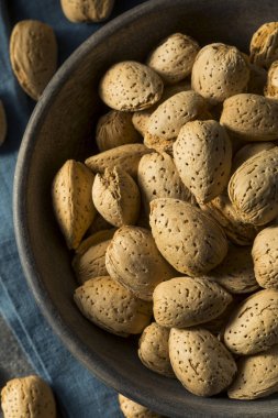 Çiğ kahverengi organik kabuklu badem