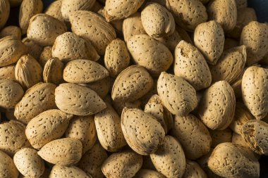 Çiğ kahverengi organik kabuklu badem