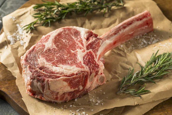 Raw Red Grass Fed Tomahawk Steaks — Stock Photo, Image