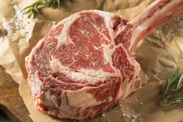 Tomahawk biftek çiğ kırmızı ot beslenen — Stok fotoğraf