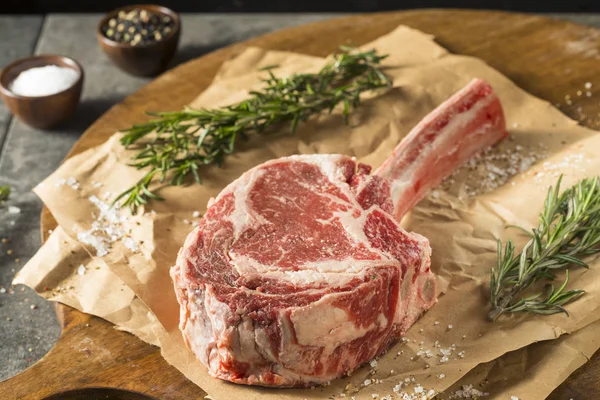 Raw Red Grass Fed Tomahawk Steaks — Stock Photo, Image