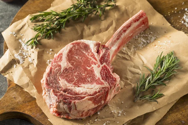 Raw Red Grass Fed Tomahawk Steaks — Stock Photo, Image