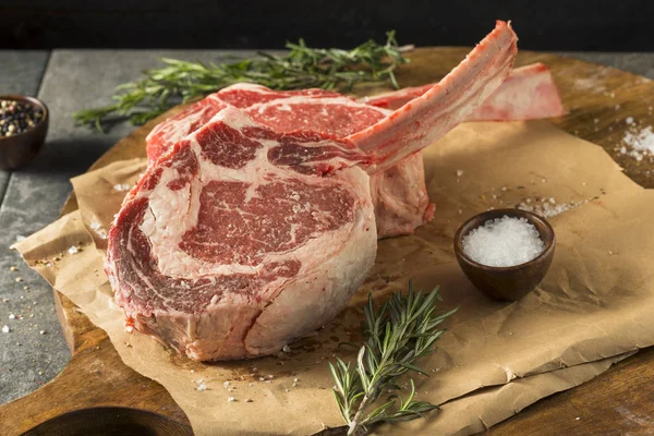 Raw Red Grass Fed Tomahawk Steaks — Stock Photo, Image