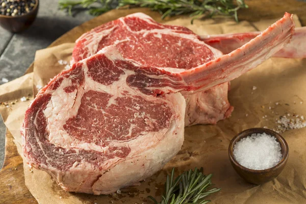 Tomahawk biftek çiğ kırmızı ot beslenen — Stok fotoğraf