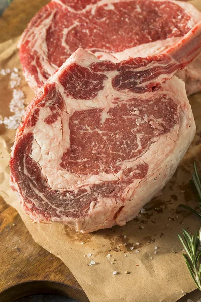 Bifes de tomahawk alimentados com grama vermelha crua — Fotografia de Stock