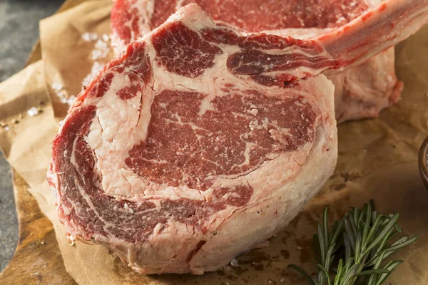 Raw Red Grass Fed Tomahawk Steaks — Stock Photo, Image