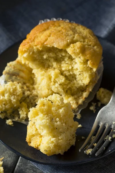 Muffins hechos en casa de pan de maíz dulce dorado —  Fotos de Stock