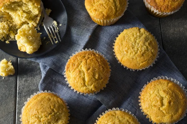 Muffin di pane di mais fatti in casa dolci dorati — Foto Stock