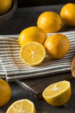 Çiğ sarı organik Meyer limon