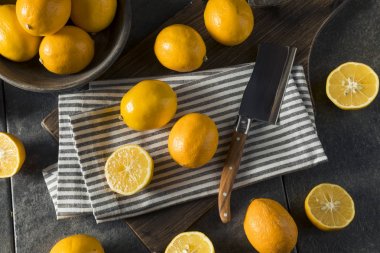 Çiğ sarı organik Meyer limon