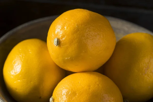 Limones Meyer ecológicos amarillos crudos —  Fotos de Stock