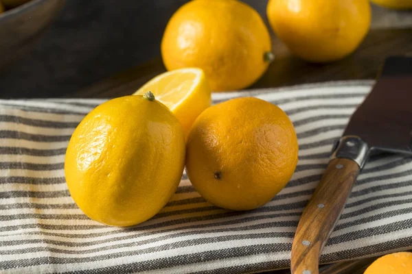 Raw Yellow Organic Meyer Lemons — Stock Photo, Image