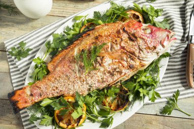 Ev yapımı ızgara tüm Red Snapper