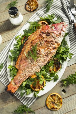 Ev yapımı ızgara tüm Red Snapper