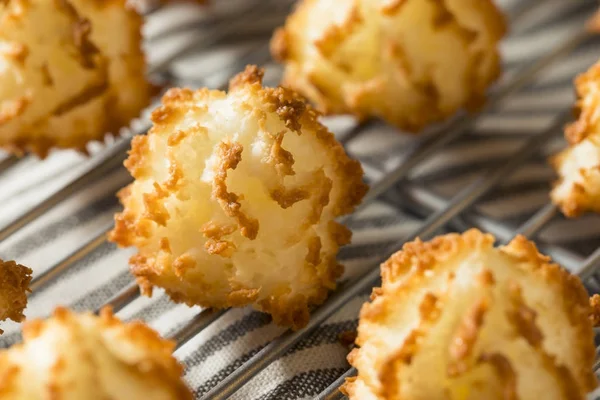 Homemade Baked Coconut Macaroons — Stock Photo, Image