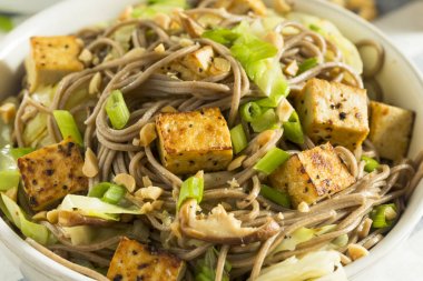 Ev yapımı Asya Tofu Soba Noodle kase