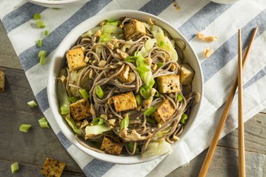Ev yapımı Asya Tofu Soba Noodle kase