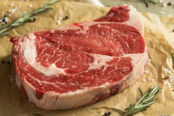 Bistecca disossata disossata di Ribeye con erba cruda — Foto Stock