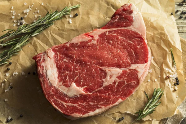 Raw trávy krmil vykostěné Ribeye Steak — Stock fotografie