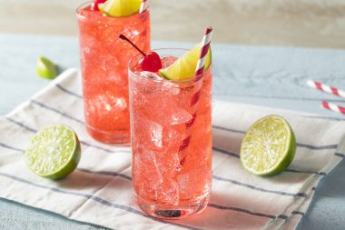 Tatlı ev yapımı vişne limonata