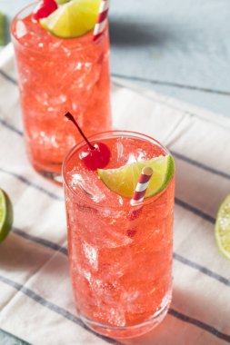 Tatlı ev yapımı vişne limonata