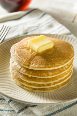 Tatlı ev yapımı yığın krep