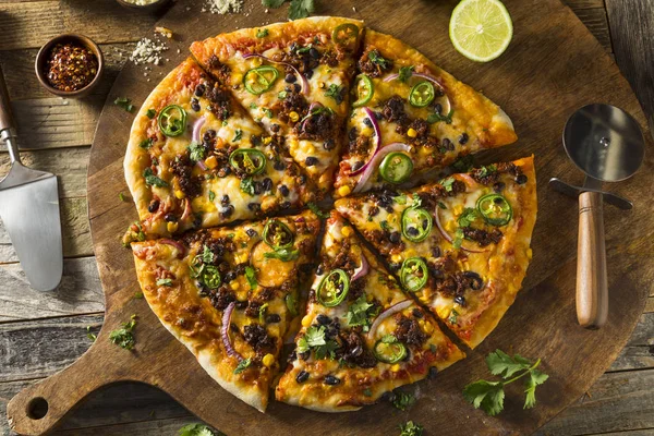 Huisgemaakte pittige Mexicaanse Taco Pizza — Stockfoto