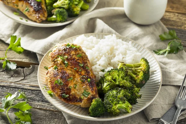 Peito de frango caseiro saudável e arroz — Fotografia de Stock