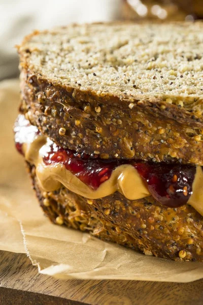 Doce caseiro gourmet amendoim manteiga e geleia sanduíche — Fotografia de Stock