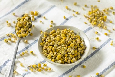 Çiğ sarı kurutulmuş organik papatya