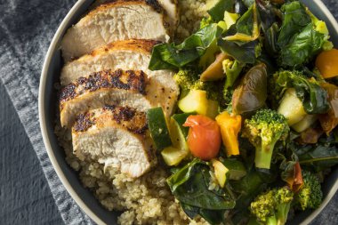 Sağlıklı tavuk ve Quinoa kase