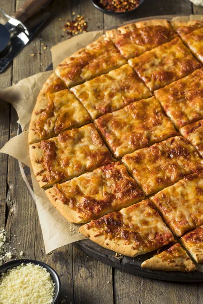 Leckere hausgemachte Käsepizza — Stockfoto