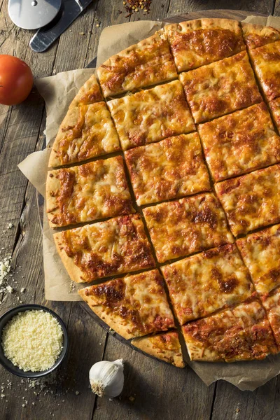 Leckere hausgemachte Käsepizza — Stockfoto