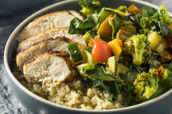 Frango saudável e Quinoa Bowl — Fotografia de Stock