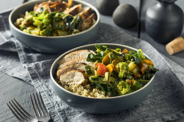 Frango saudável e Quinoa Bowl — Fotografia de Stock