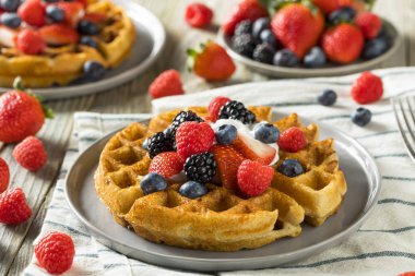 Tatlı ev yapımı Berry Belçika Waffle