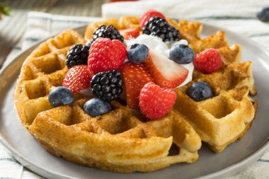 Tatlı ev yapımı Berry Belçika Waffle