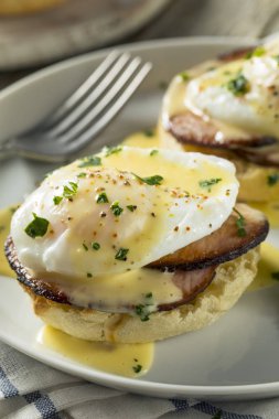 Ev yapımı Yumurta Benedict pastırma ile