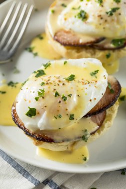 Ev yapımı Yumurta Benedict pastırma ile