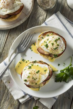 Ev yapımı Yumurta Benedict pastırma ile