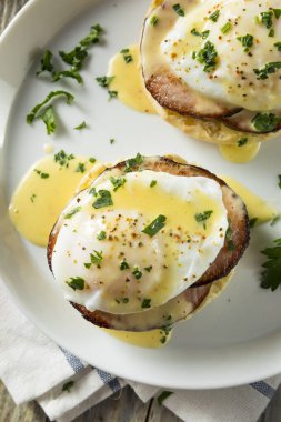 Ev yapımı Yumurta Benedict pastırma ile