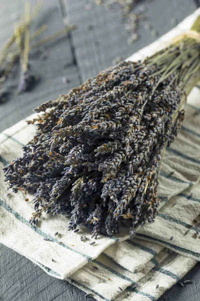 Biologische paarse droge lavendel — Stockfoto