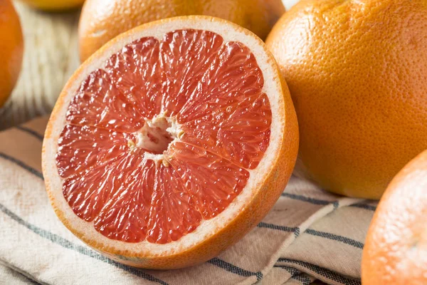 Nyers szerves Rubin vörös grapefruit — Stock Fotó