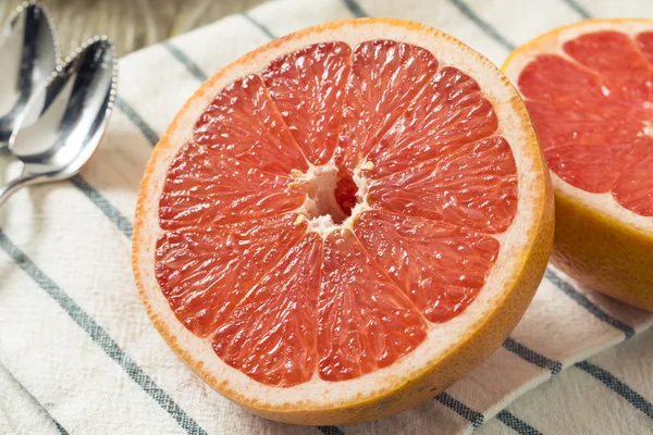 Nyers szerves Rubin vörös grapefruit — Stock Fotó