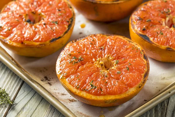 Doce caseiro assado toranjas vermelhas — Fotografia de Stock