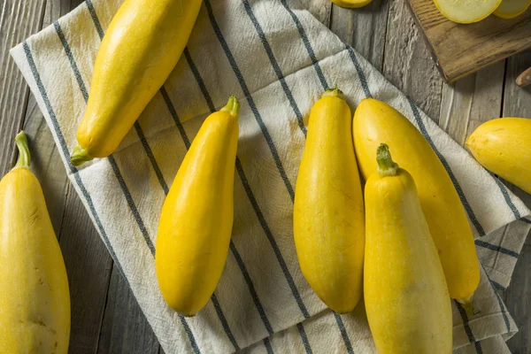 Zucchine gialle a collo dritto organiche — Foto Stock