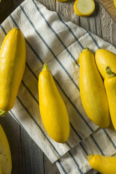 Zucchine gialle a collo dritto organiche — Foto Stock