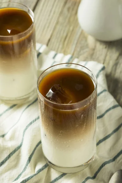 Rinfrescante fatto in casa a strati di caffè freddo — Foto Stock